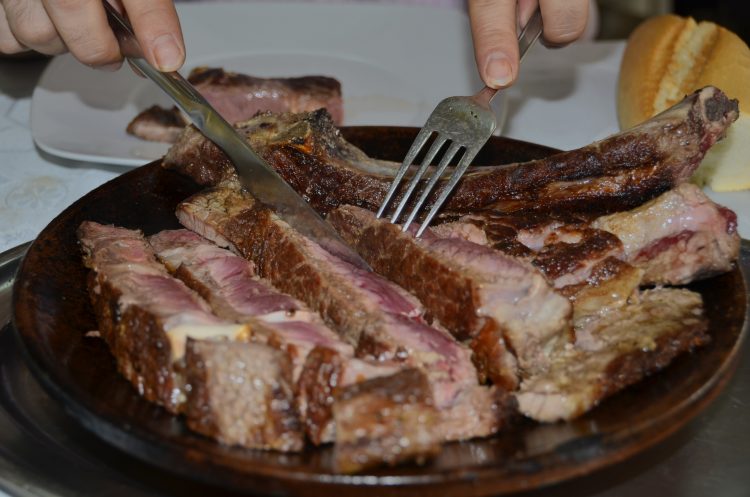 Chuletón de vacuno cortado